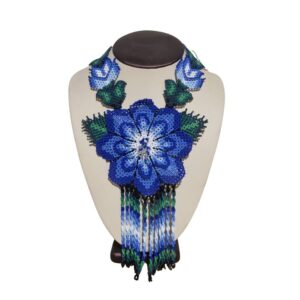 Collar flor azul, chaquira