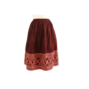 Faldón marrón con bordado de listón a máquina