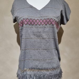 Blusa gris con pecho rosa telar