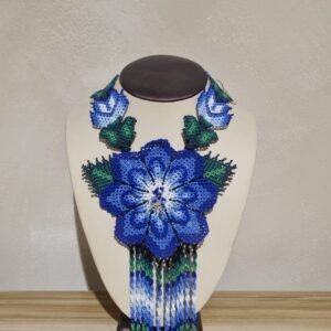 Collar flor azul, chaquira