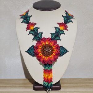 Collar girasol rojo, chaquira